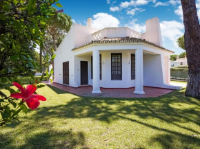 Гостиница Lovely villa in Vilamoura with private pool  Картейра